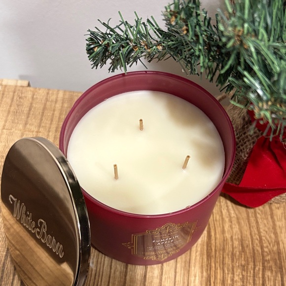 White Barn Red Apple Pumpkin 3-wick Candle-NEVER USED - Picture 3 of 5